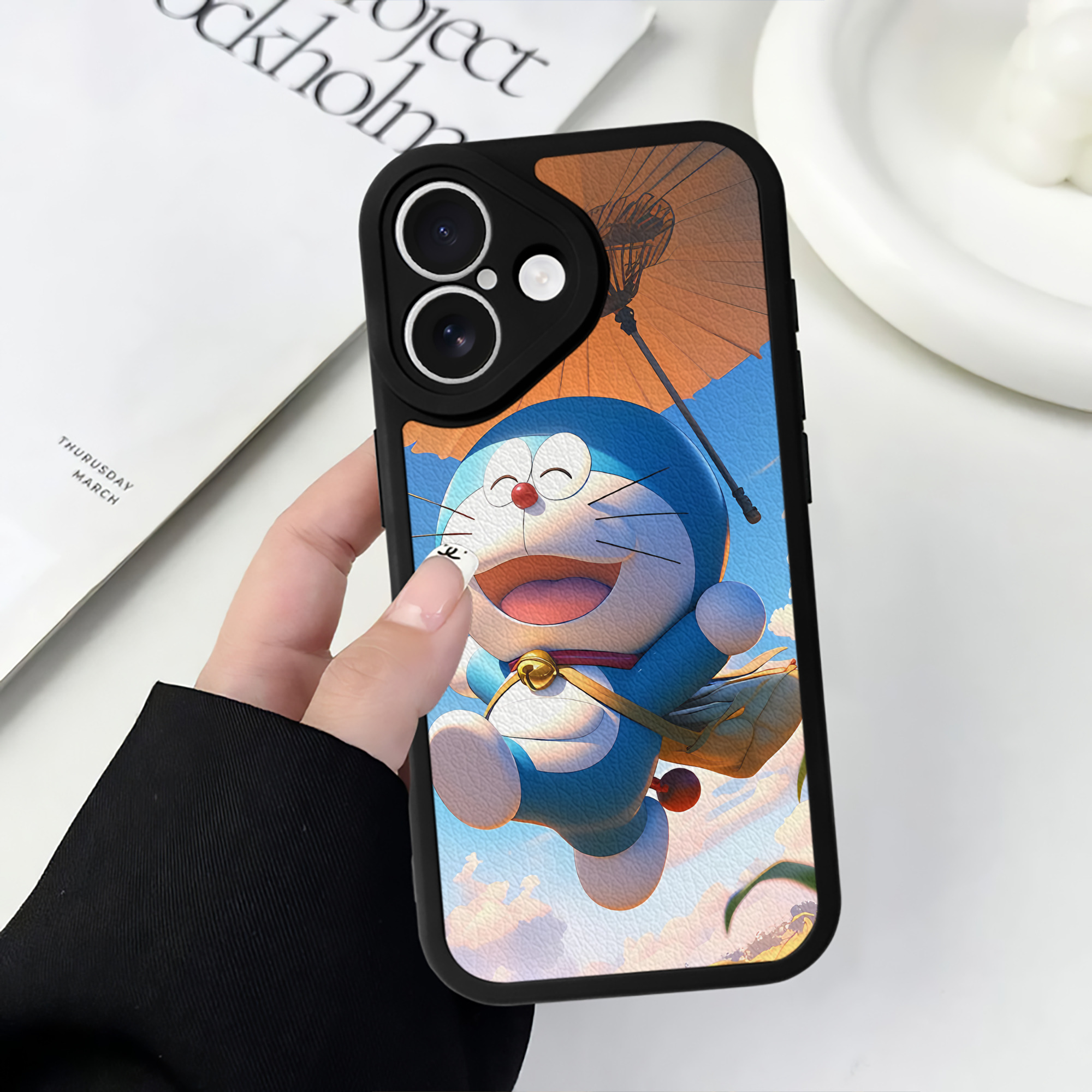 （画像用） ドラえもん Doraemon 【iPhone 16シリーズ対応】シリコンスマホケース（レザー調） 材質：シリコン
